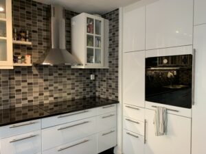 Köksrenovering, renovering av diskbänk och uppsättning nya skåp